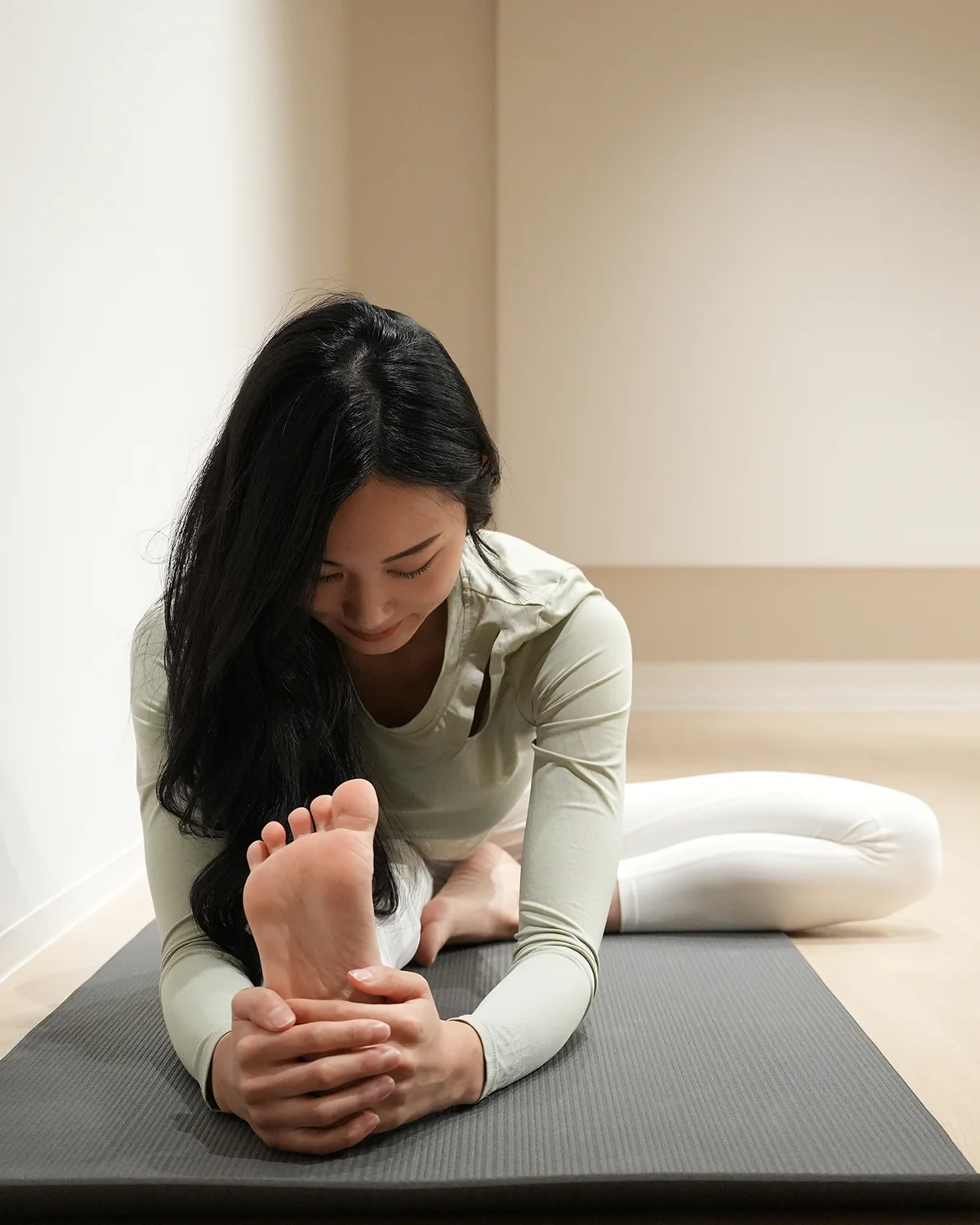 静かな夜に呼吸を整えるイメージ