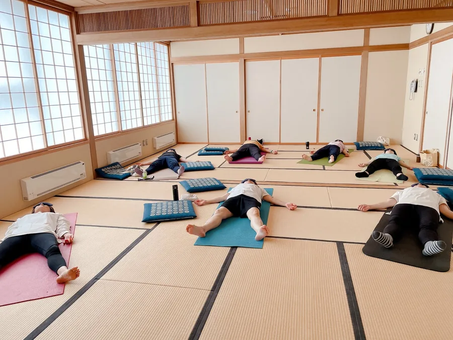 ビッグルーフ滝沢 和室 ヨガクラスの様子