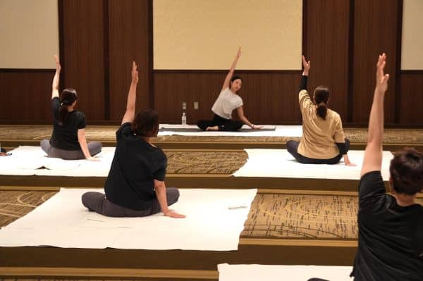 ホテル宴会場でのヨガ体験の様子